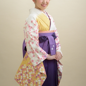 KIMONO　￥26,400(税込)
HAKAMA　￥22,000(税込)
TOTAL　￥48,400(税込)