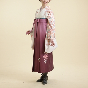 KIMONO　￥19,800(税込)
HAKAMA　￥17,600(税込)
TOTAL　￥37,400(税込)